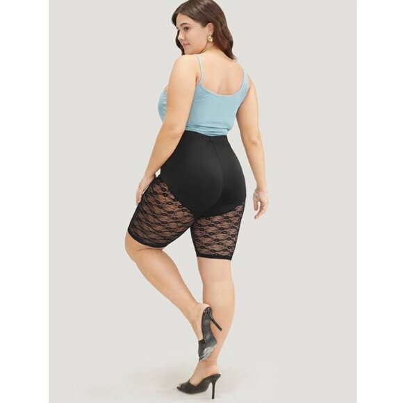 NWT BloomChic Black Floral Lace Hem Skinny Shorts Size 26/4X - Picture 2 of 4